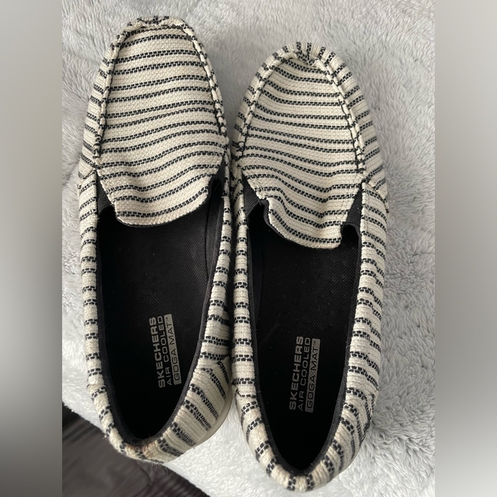 Womens Skechers Goga Mat Loafers - size 7.5